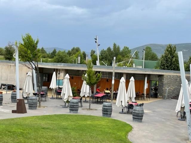 Chalet Adosado Entero, Bbq Y Piscina Comunitaria Sabinanigo Exterior photo