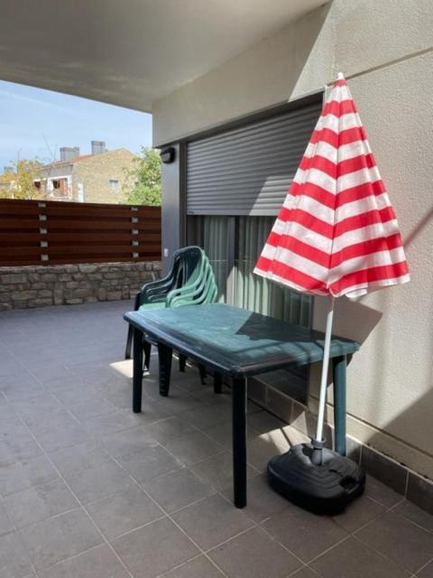 Chalet Adosado Entero, Bbq Y Piscina Comunitaria Sabinanigo Exterior photo