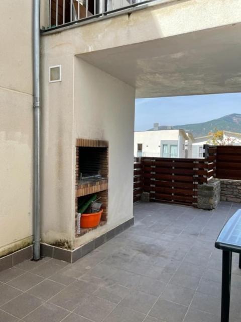Chalet Adosado Entero, Bbq Y Piscina Comunitaria Sabinanigo Exterior photo