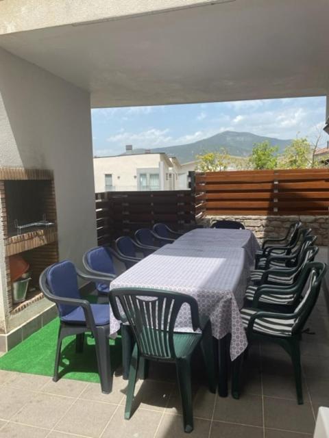 Chalet Adosado Entero, Bbq Y Piscina Comunitaria Sabinanigo Exterior photo